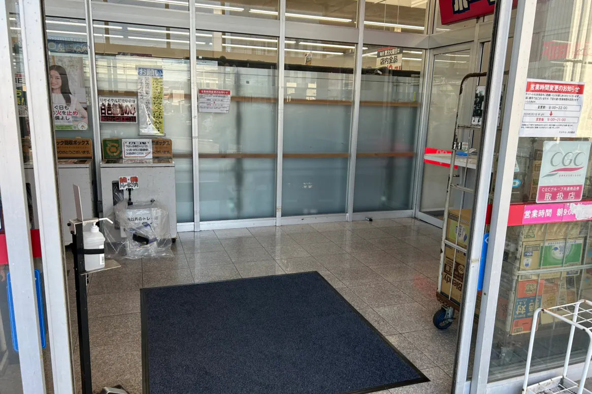 【エフマート大矢知】風除室クリーニング前 販促プロモーションに最適なスーパー店内催事イベントスペース