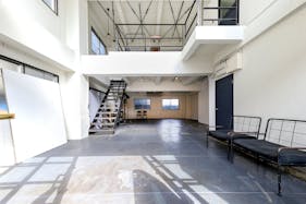 【巣鴨駅4分】吹抜けの倉庫型スタジオ 2フロア モルタル床 R壁 白壁 展示販売会 イベント 写真展など