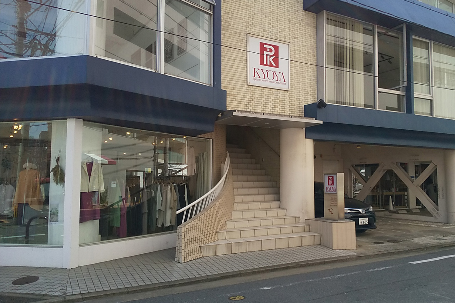 螺旋状の階段を上りドアを開けると一面に広がる明るいイベントスペースが現れます。、明るいご利