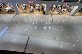 【イオンモール四條畷】⑧ 1階 ユニクロ前