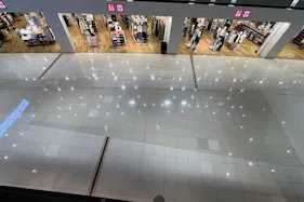 【イオンモール四條畷】⑧ 1階 ユニクロ前