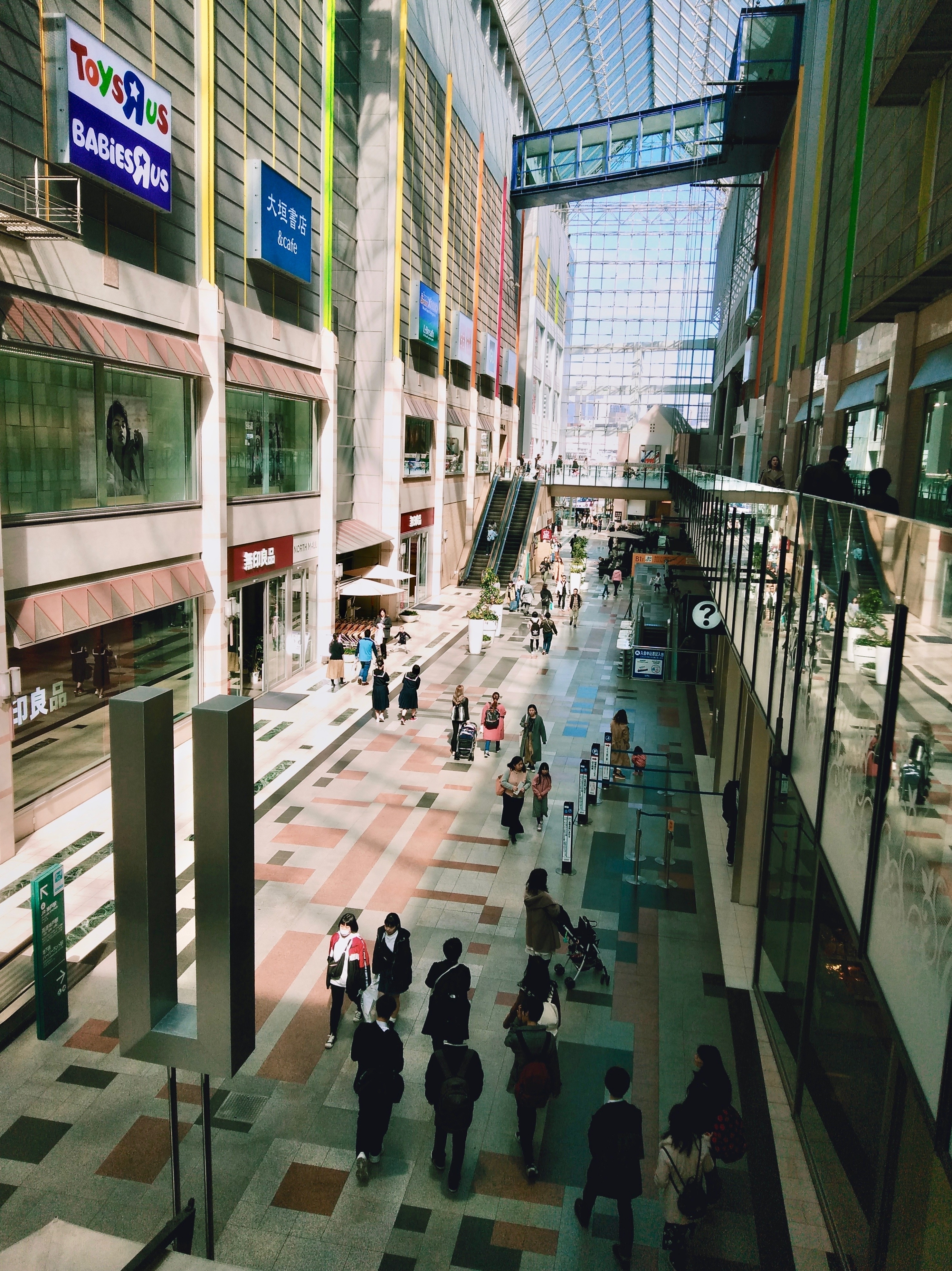 商業施設1階のセンターストリートには、ファッションや生活雑貨の店舗が並んでいます。