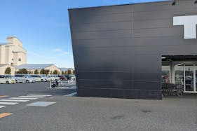 【メガセンタートライアル上里店】食物販やプロモーションの出店が可能な屋外スペース