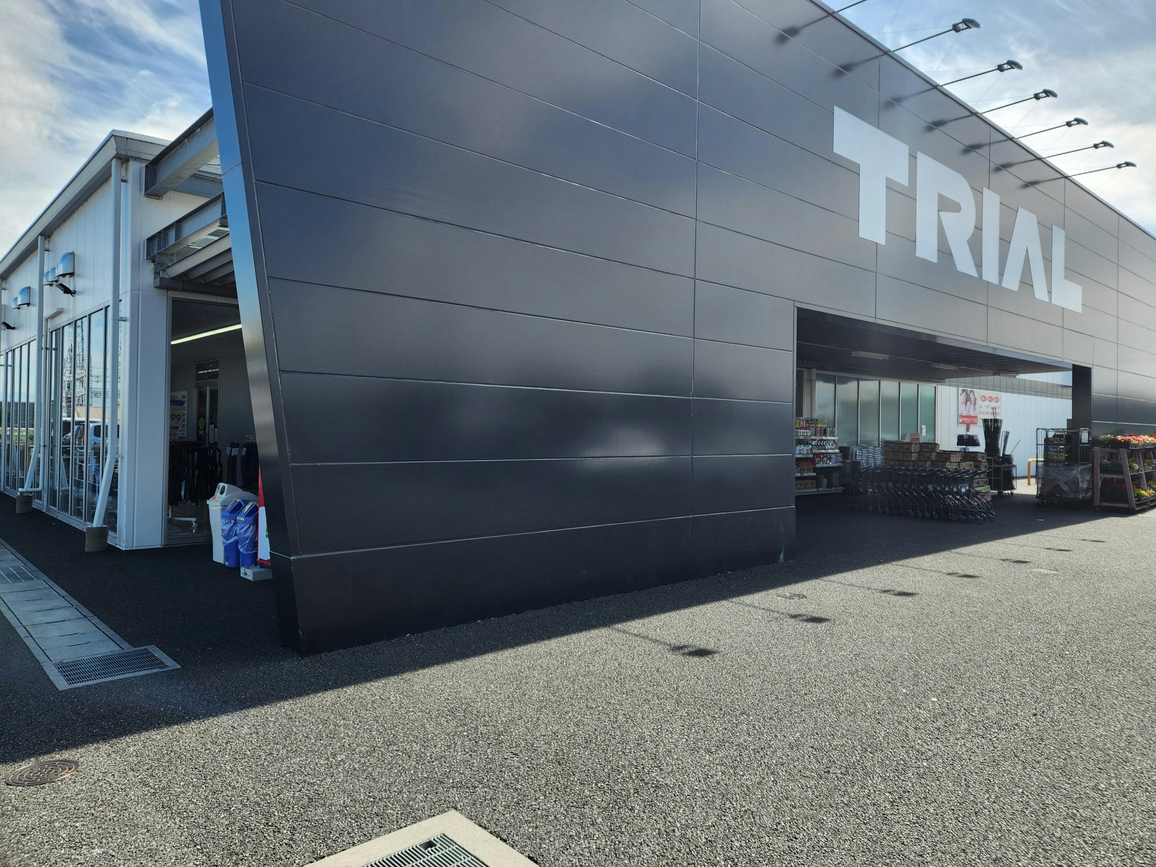 【メガセンタートライアル上里店】食物販やプロモーションの出店が可能な屋外スペース