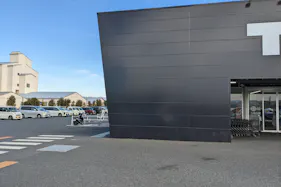 【メガセンタートライアル上里店】食物販やプロモーションの出店が可能な屋外スペース