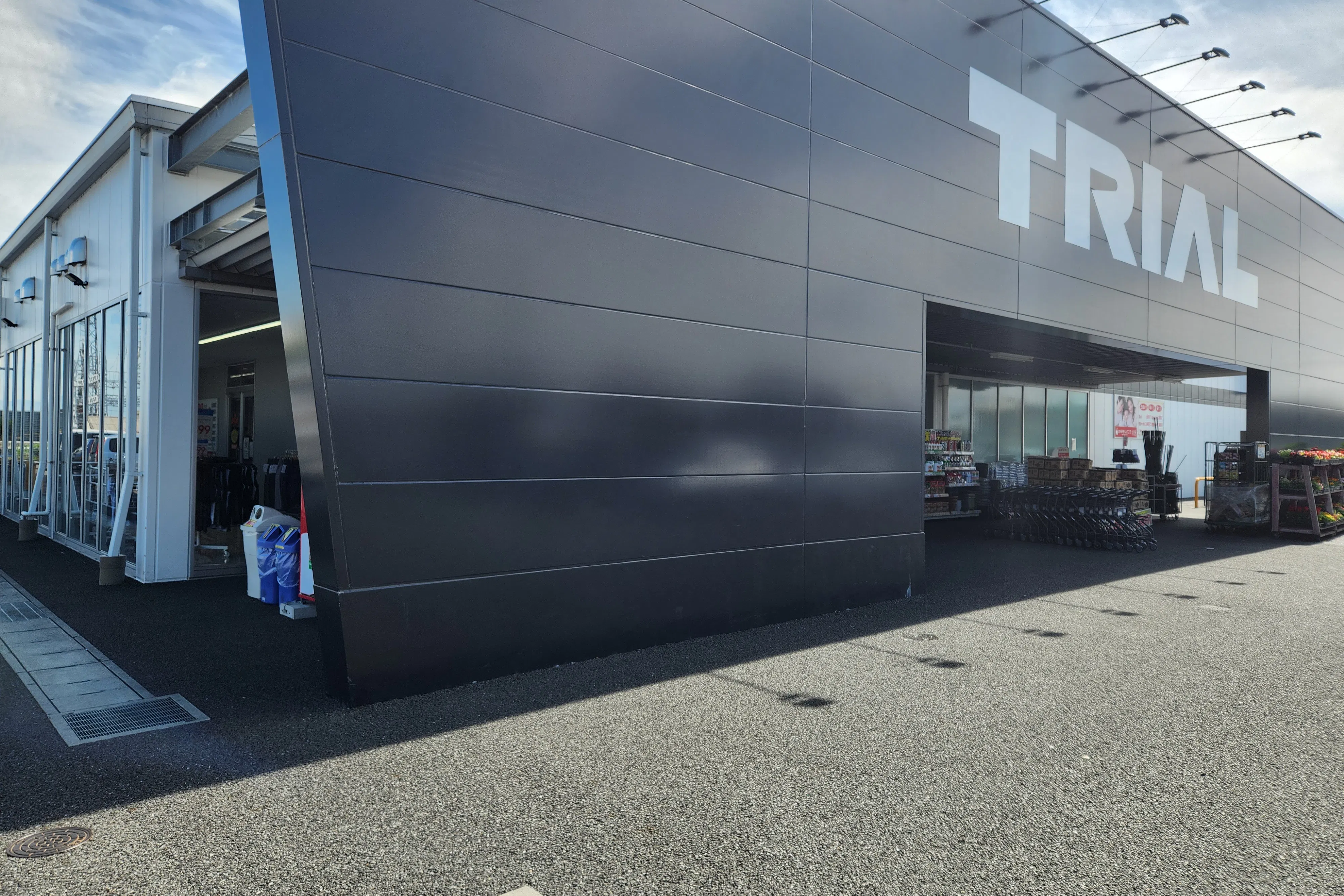 【メガセンタートライアル上里店】食物販やプロモーションの出店が可能な屋外スペース