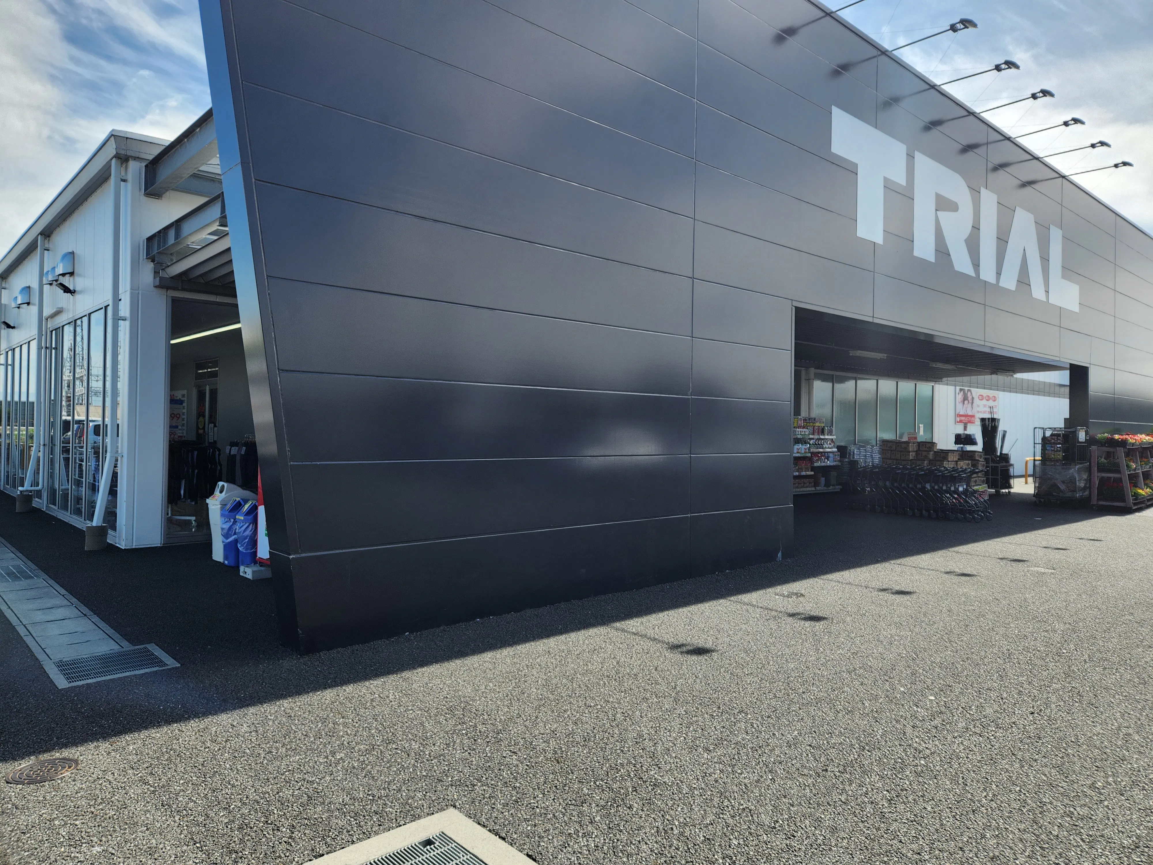 【メガセンタートライアル上里店】食物販やプロモーションの出店が可能な屋外スペース