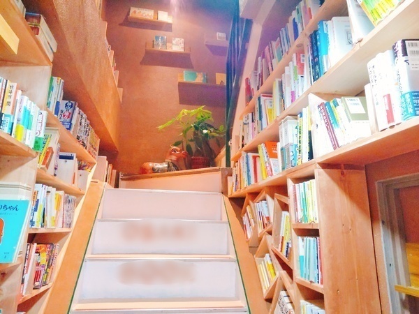 秘密基地の様な階段書庫です。