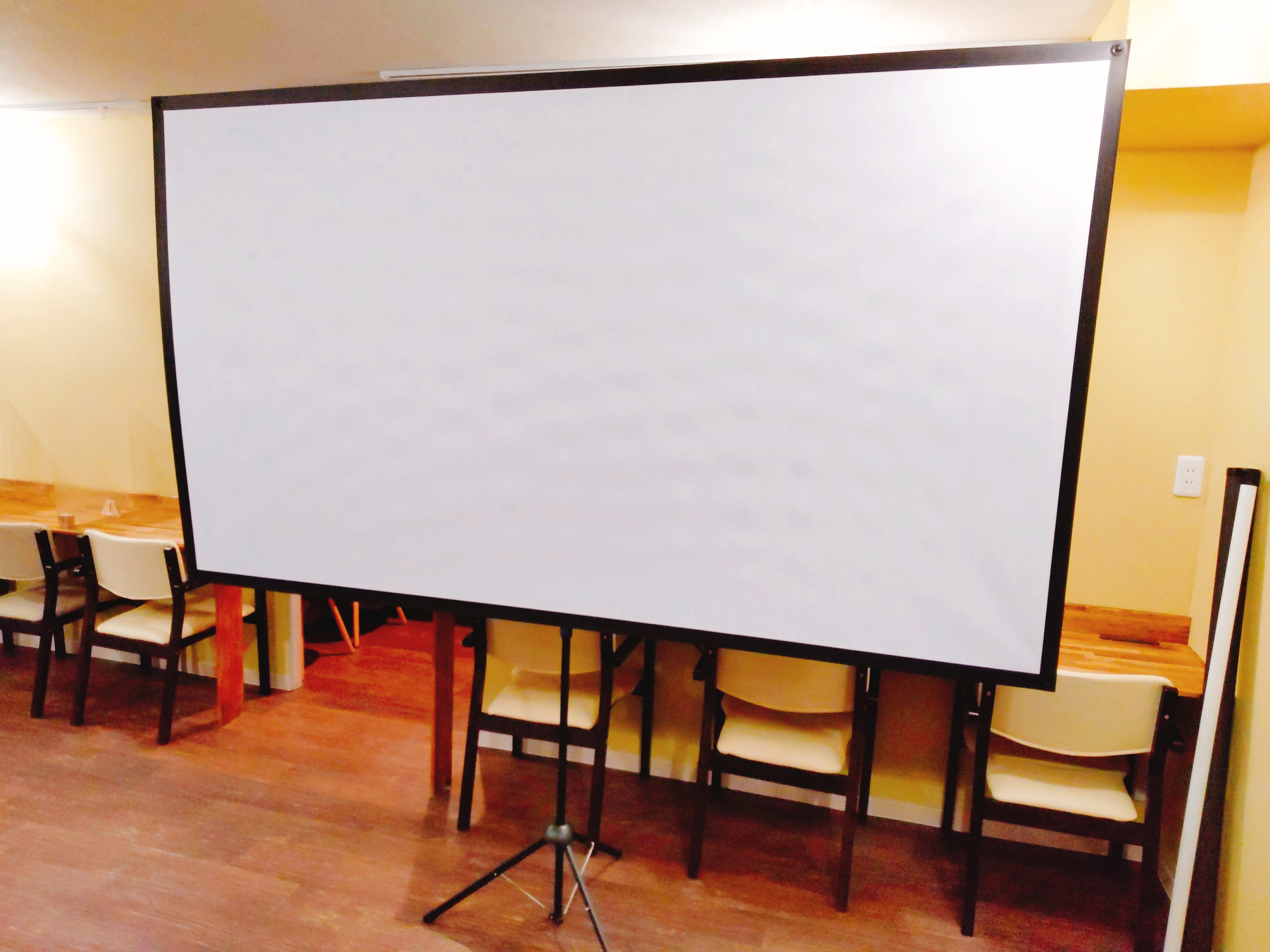 プロジェクター用スクリーンは100インチです。