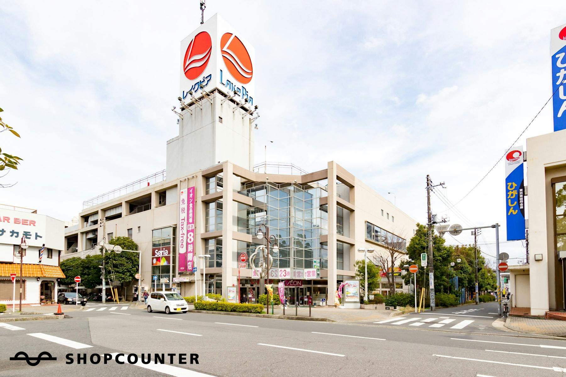 駅目の前の店舗となっております。