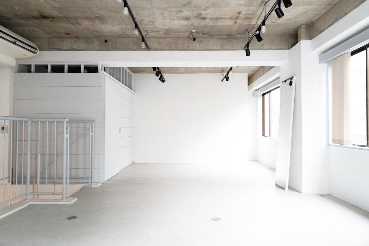 【北参道駅8分】明治神宮前駅、原宿駅、千駄ヶ谷駅、外苑前駅からアクセス可能な展示会に最適に適したロケーションで什器も充実したギャラリースペース