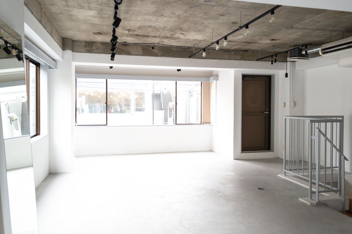 【北参道駅8分】明治神宮前駅、原宿駅、千駄ヶ谷駅、外苑前駅からアクセス可能な展示会に最適に適したロケーションで什器も充実したギャラリースペース