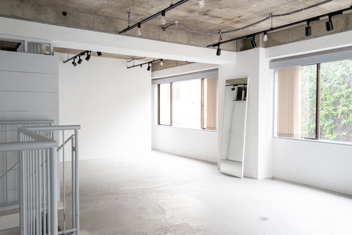 【北参道駅8分】明治神宮前駅、原宿駅、千駄ヶ谷駅、外苑前駅からアクセス可能な展示会に最適に適したロケーションで什器も充実したギャラリースペース