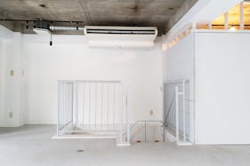 【北参道駅8分】明治神宮前駅、原宿駅、千駄ヶ谷駅、外苑前駅からアクセス可能な展示会に最適に適したロケーションで什器も充実したギャラリースペース