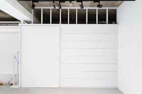 【北参道駅8分】明治神宮前駅、原宿駅、千駄ヶ谷駅、外苑前駅からアクセス可能な展示会に最適に適したロケーションで什器も充実したギャラリースペース