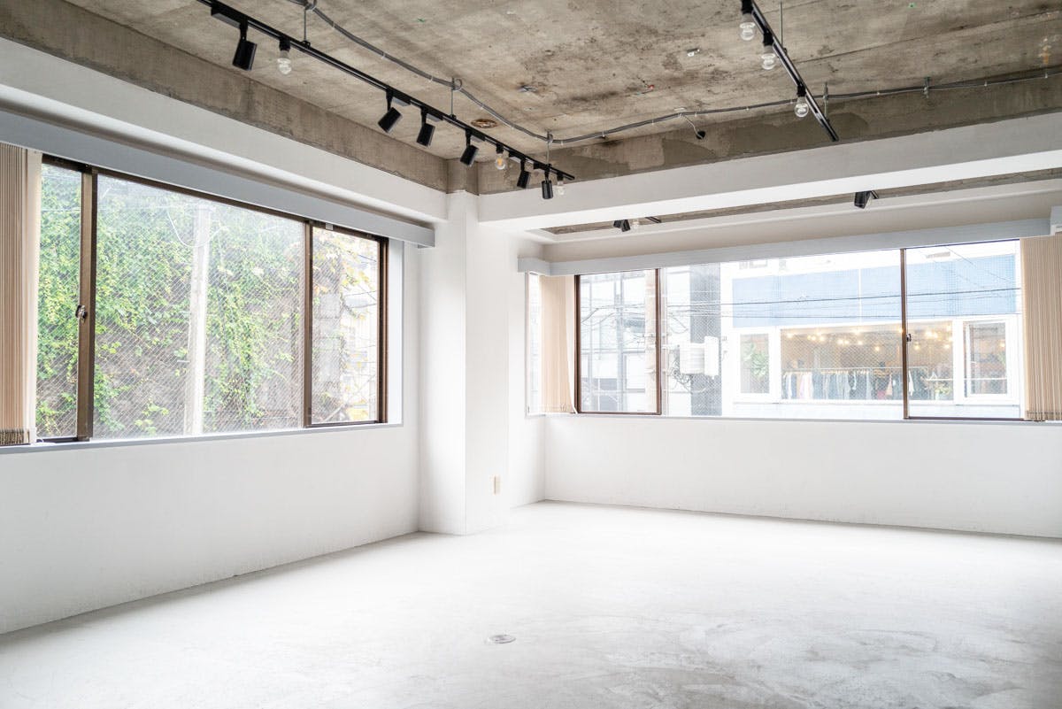 【北参道駅8分】明治神宮前駅、原宿駅、千駄ヶ谷駅、外苑前駅からアクセス可能な展示会に最適に適したロケーションで什器も充実したギャラリースペース