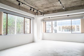 【北参道駅8分】明治神宮前駅、原宿駅、千駄ヶ谷駅、外苑前駅からアクセス可能な展示会に最適に適したロケーションで什器も充実したギャラリースペース