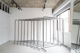 【北参道駅8分】明治神宮前駅、原宿駅、千駄ヶ谷駅、外苑前駅からアクセス可能な展示会に最適に適したロケーションで什器も充実したギャラリースペース