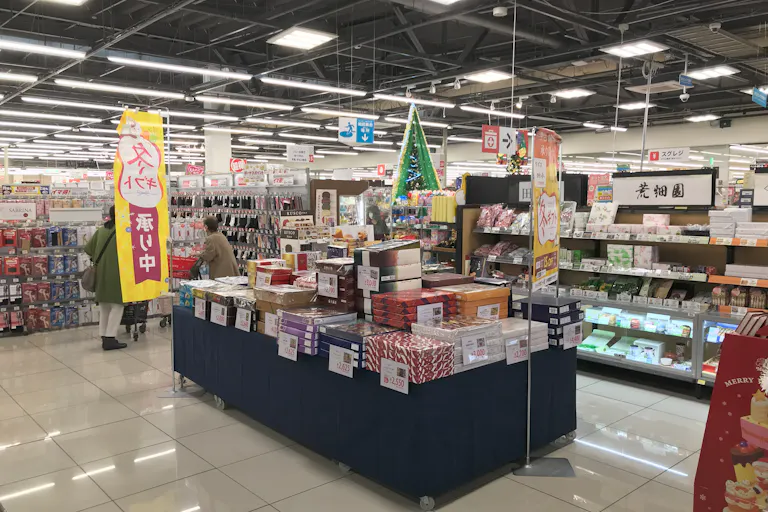 【西友 南新屋店】1Fサービスカウンター前ギフト売場 プロモーション用途や物販、食物販のポップアップストアに最適なスーパー店内催事イベントスペースの画像2