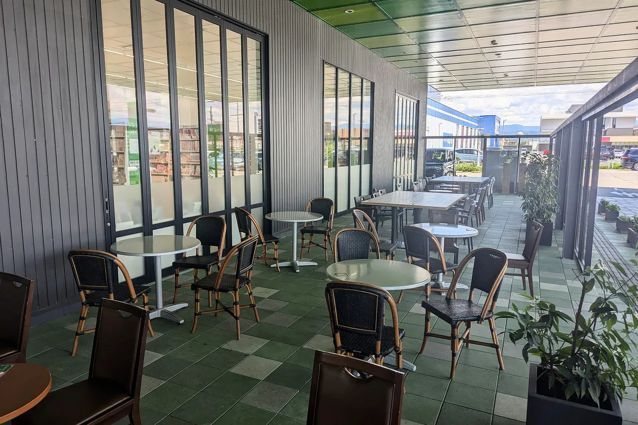 【明文堂書店TSUTAYA KOMATSU店】ポップアップストアやプロモーションに適したテラススペース