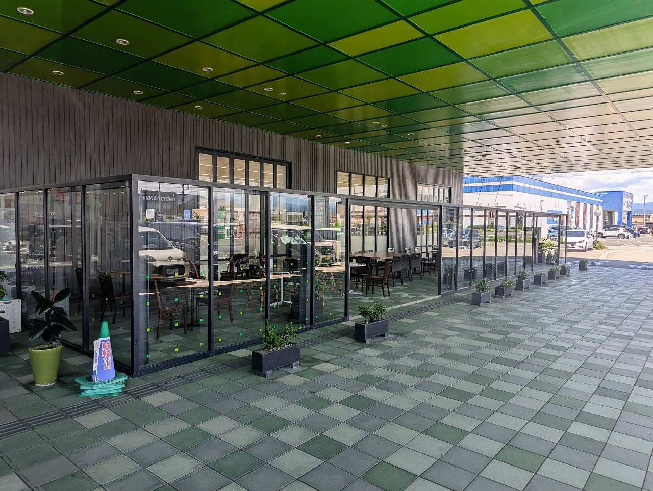 【明文堂書店TSUTAYA KOMATSU店】ポップアップストアやプロモーションに適したテラススペース