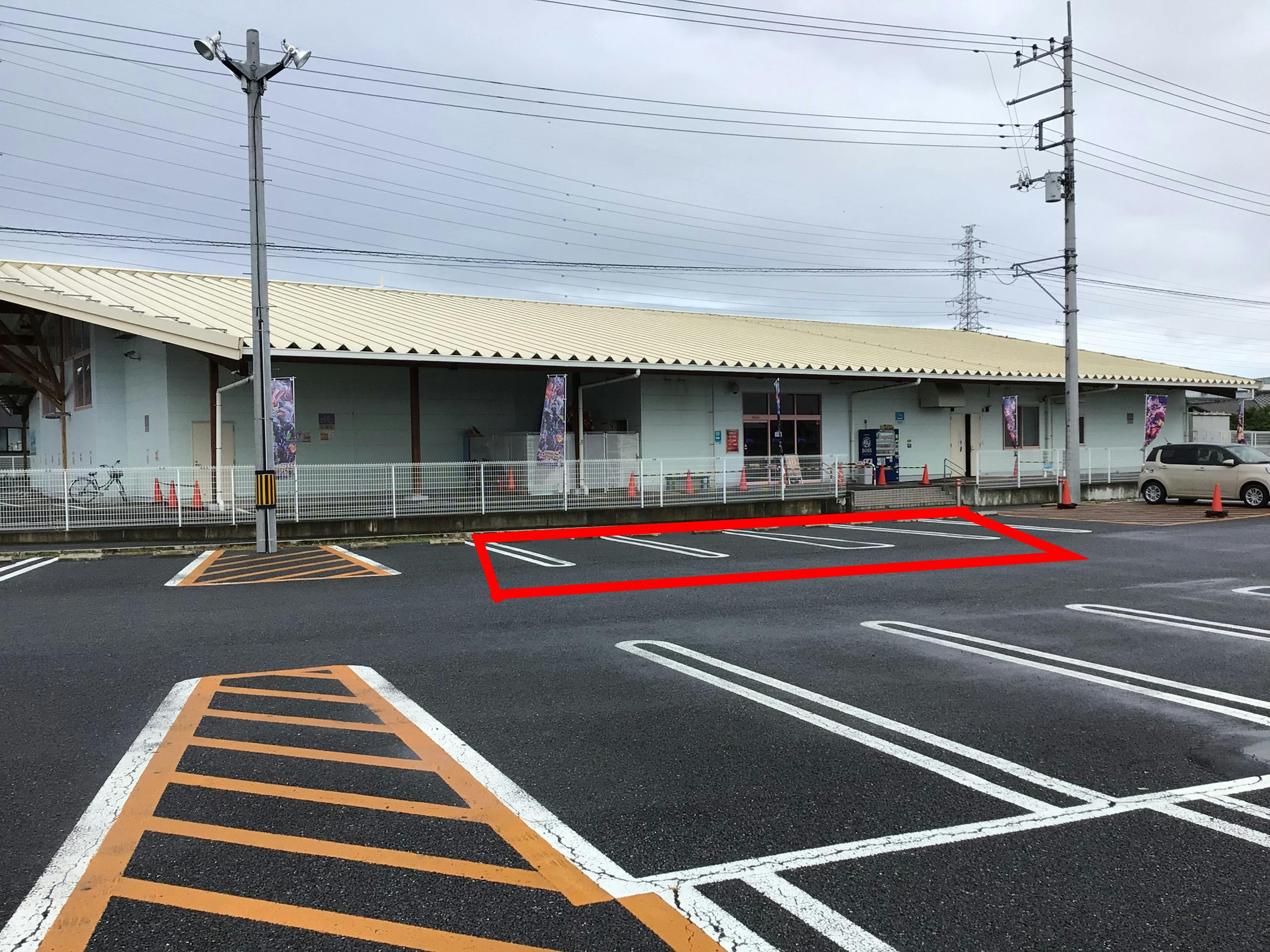 駐車場&店舗外観