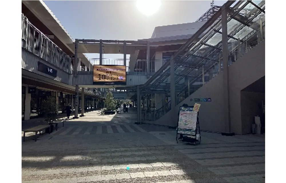 【三井アウトレットパーク 岡崎】中央北エスカレーター横