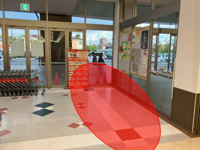 【ベイシア 市原八幡店】エスカレーター前スペース　販促プロモーションに最適なスーパー店内催事イベントスペース