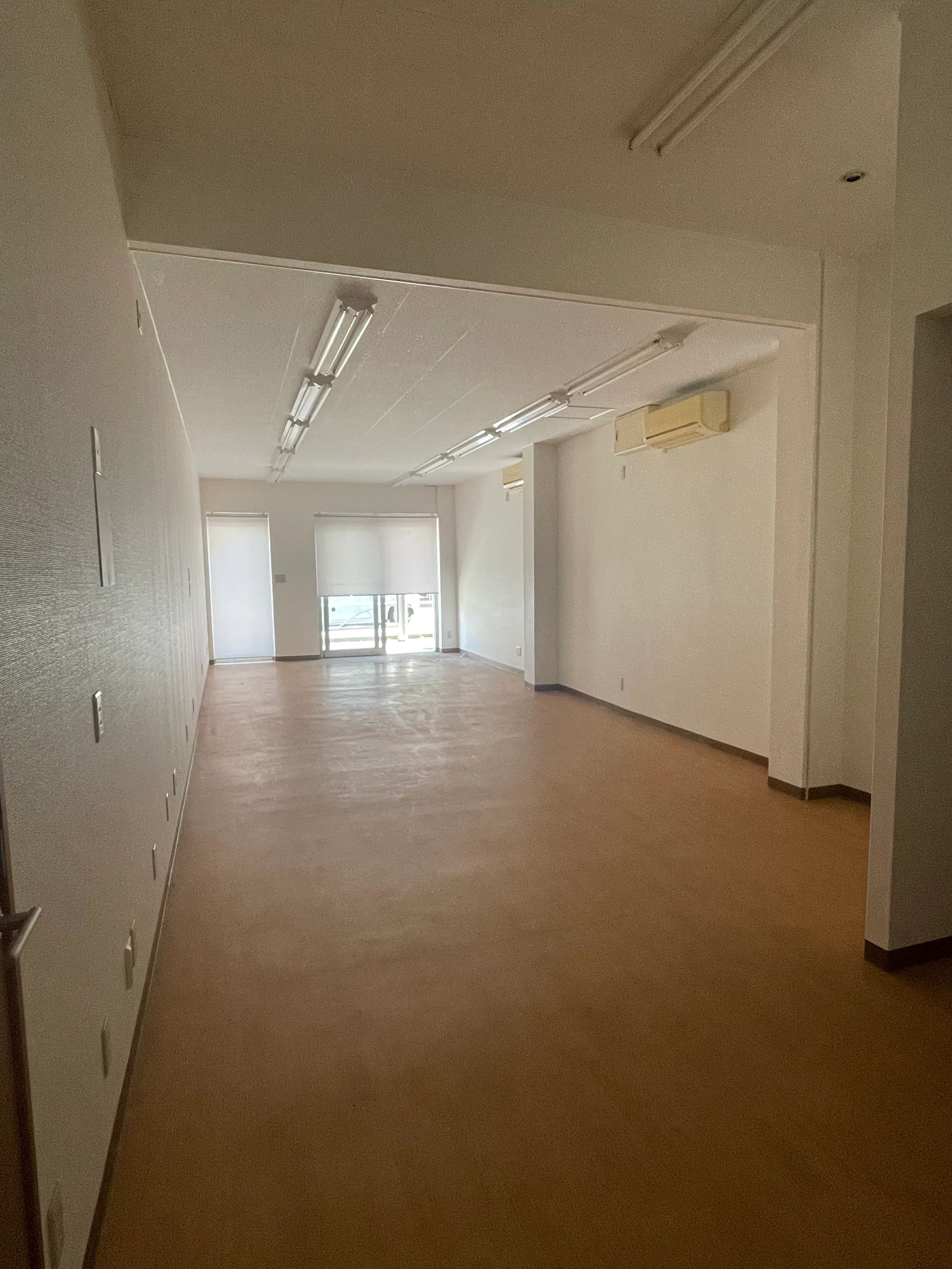 【府中駅北口一階西側｜駅2分】白壁×木目調の32㎡路面1Fポップアップや展示会等に最適なスペースの画像