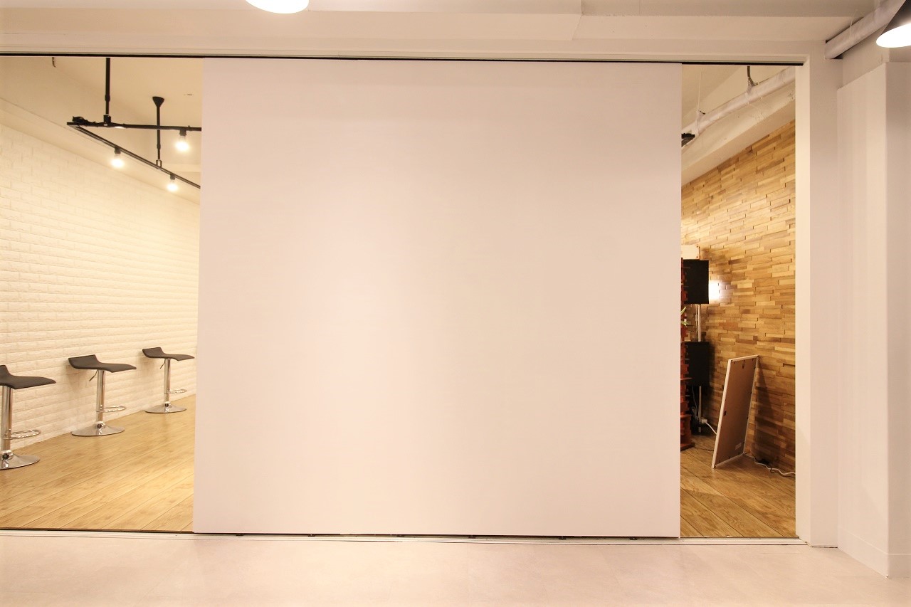 室内中央の可動式壁面