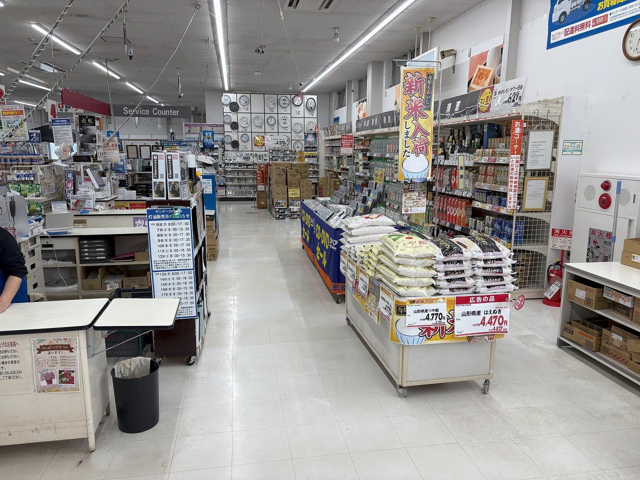 【サンデー北村山店】レジ脇　食物販やプロモーション等の出店に最適なホームセンター店内のイベントスペースの画像