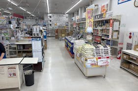 【サンデー北村山店】レジ脇 食物販やプロモーション等の出店に最適なホームセンター店内のイベントスペース