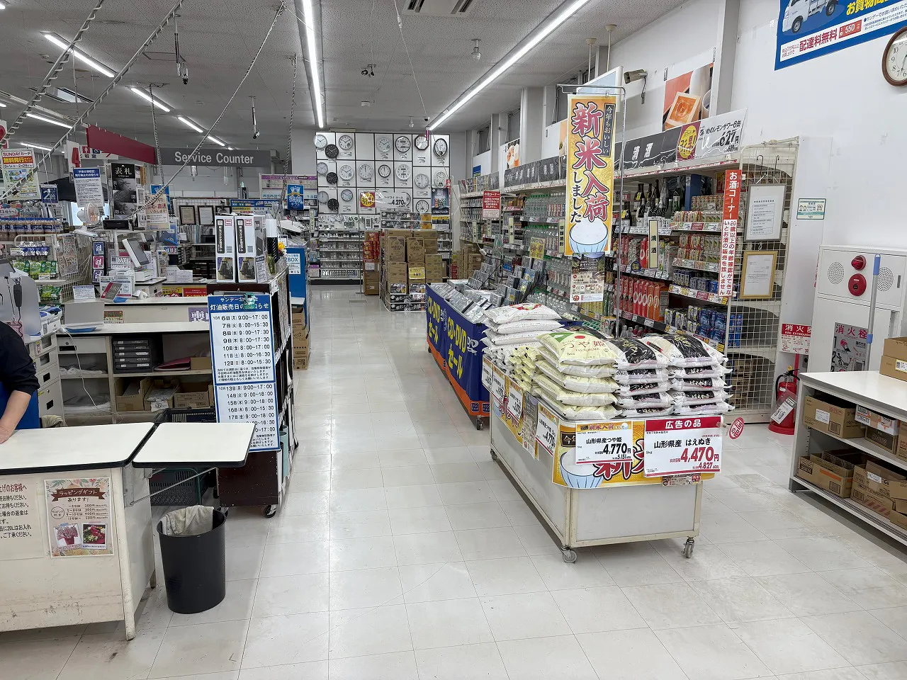 【サンデー北村山店】レジ脇　食物販やプロモーション等の出店に最適なホームセンター店内のイベントスペースの画像