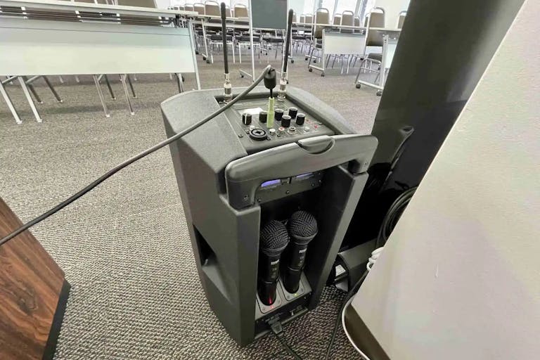 ãæ°å®¿äžäžç®é§
ïŒåãã»ãããŒã«é©ããçœãåºèª¿ãšããæããé°å²æ°ãªè²žåã¹ããŒã¹ã®ç»å5