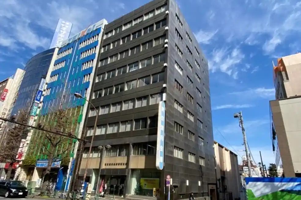 【新宿三丁目駅3分】セミナーに適した白を基調とした明るい雰囲気な貸切スペース