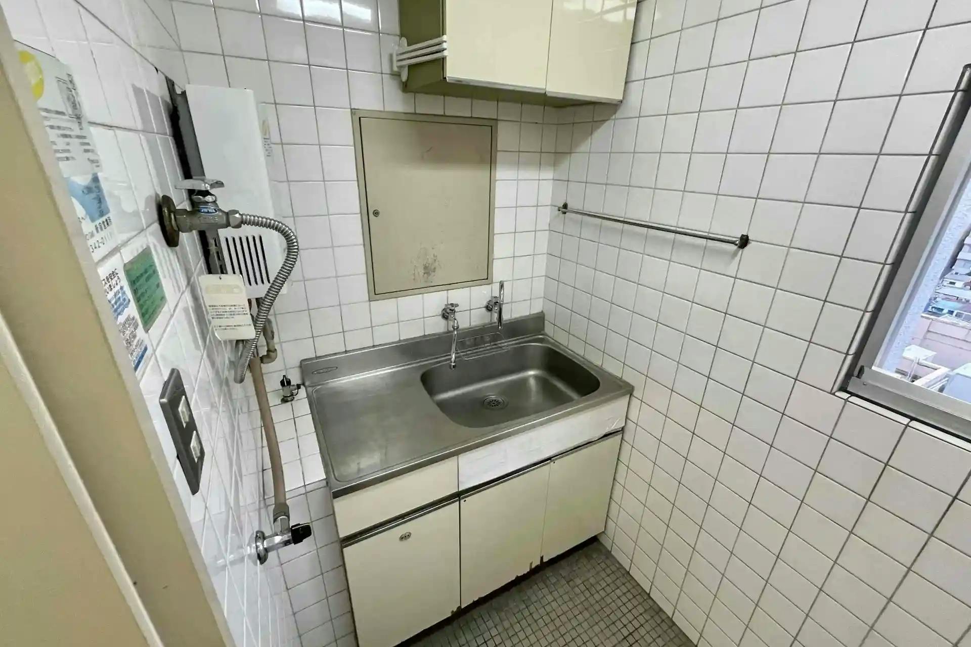 【新宿三丁目駅3分】セミナーに適した白を基調とした明るい雰囲気な貸切スペース