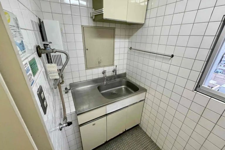 ãæ°å®¿äžäžç®é§
ïŒåãã»ãããŒã«é©ããçœãåºèª¿ãšããæããé°å²æ°ãªè²žåã¹ããŒã¹ã®ç»å6