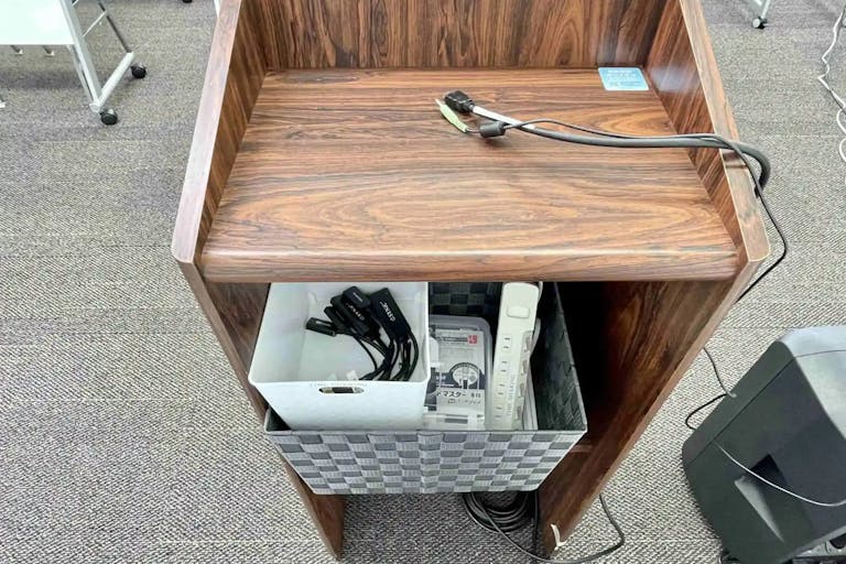 ãæ°å®¿äžäžç®é§
ïŒåãã»ãããŒã«é©ããçœãåºèª¿ãšããæããé°å²æ°ãªè²žåã¹ããŒã¹ã®ç»å4