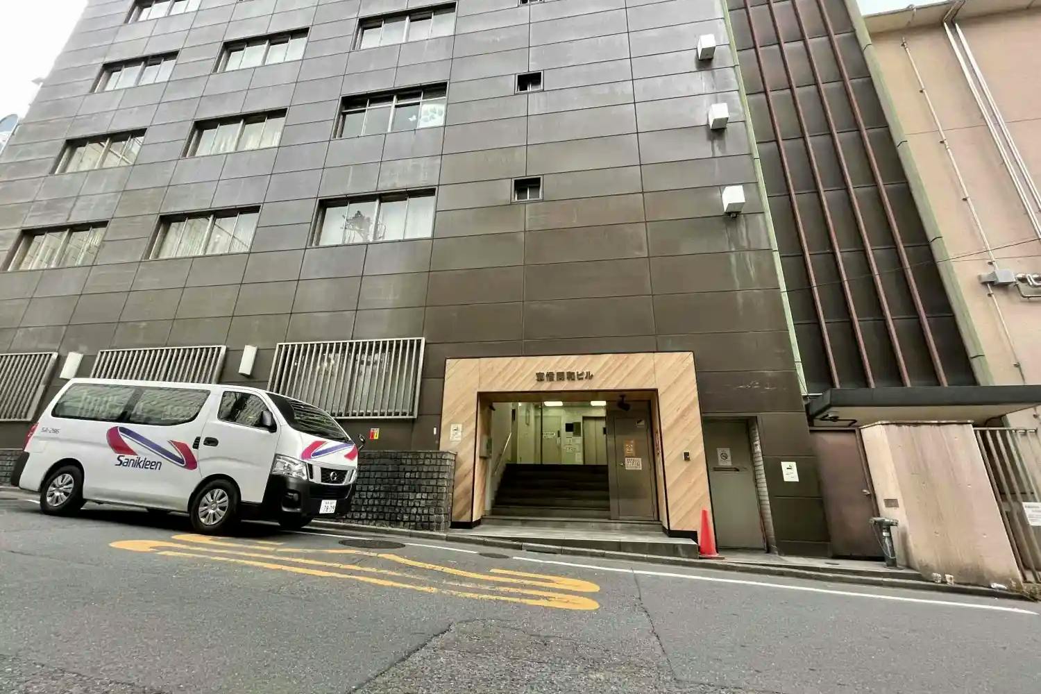 【新宿三丁目駅3分】セミナーに適した白を基調とした明るい雰囲気な貸切スペース