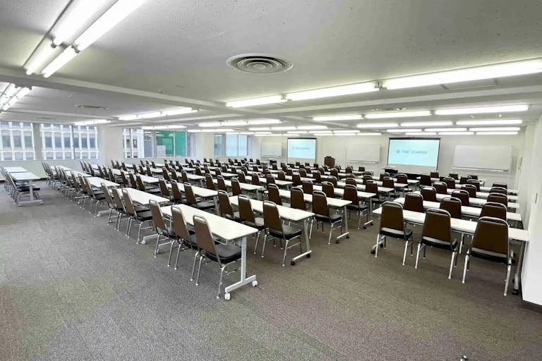 ãæ°å®¿äžäžç®é§
ïŒåãã»ãããŒã«é©ããçœãåºèª¿ãšããæããé°å²æ°ãªè²žåã¹ããŒã¹ã®ç»å3