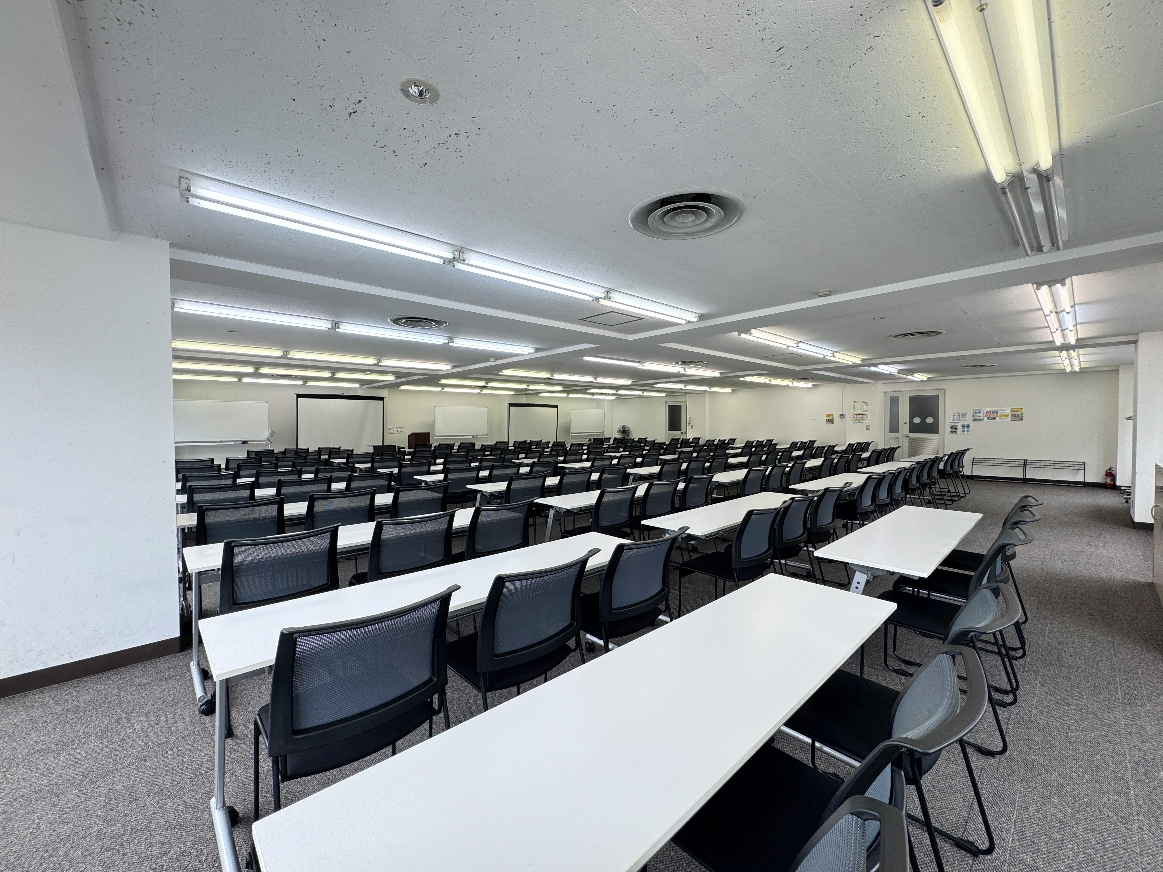 【新宿三丁目駅３分】セミナーに適した白を基調とした明るい雰囲気な貸切スペース