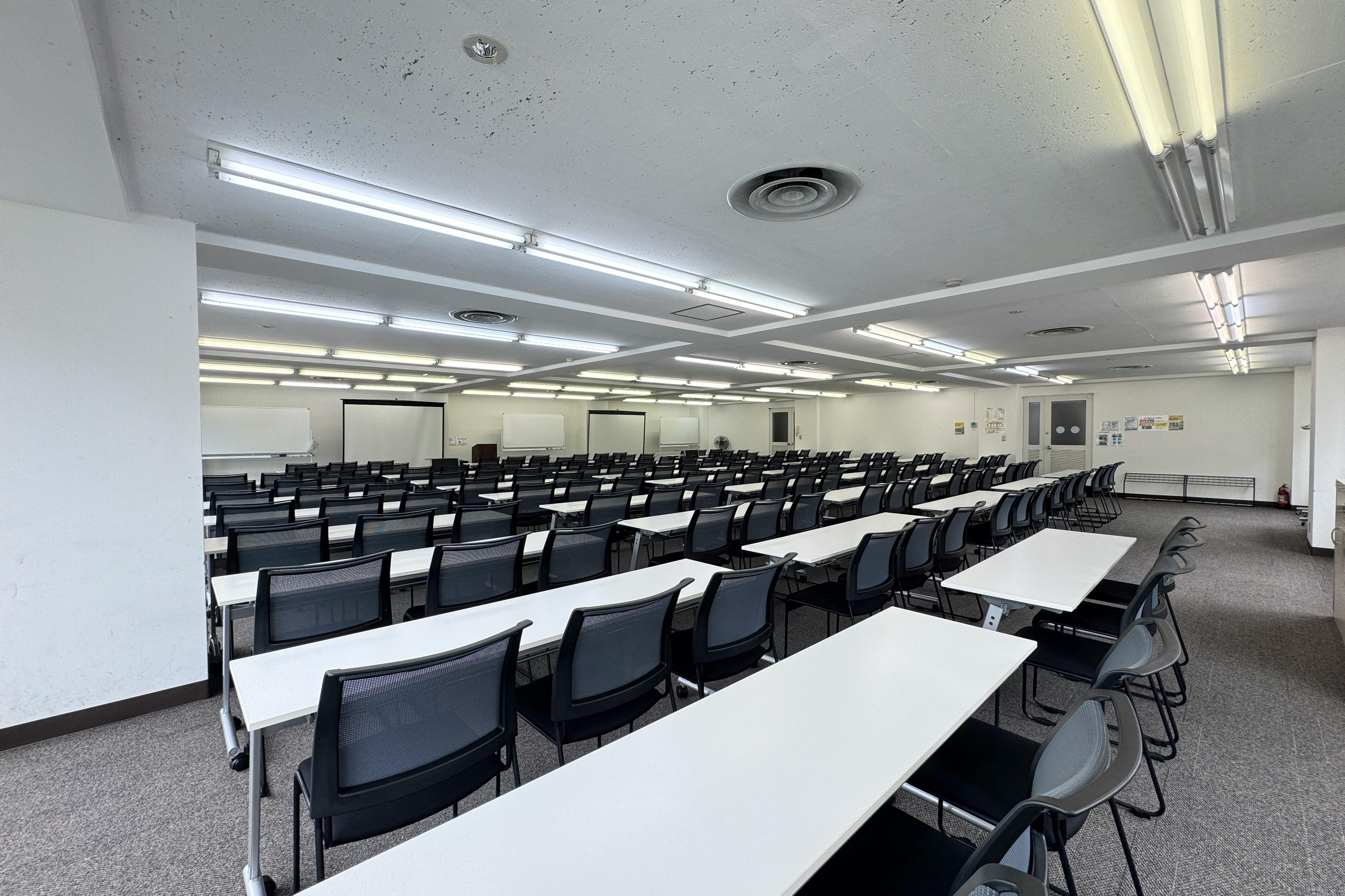 【新宿三丁目駅3分】セミナーに適した白を基調とした明るい雰囲気な貸切スペース