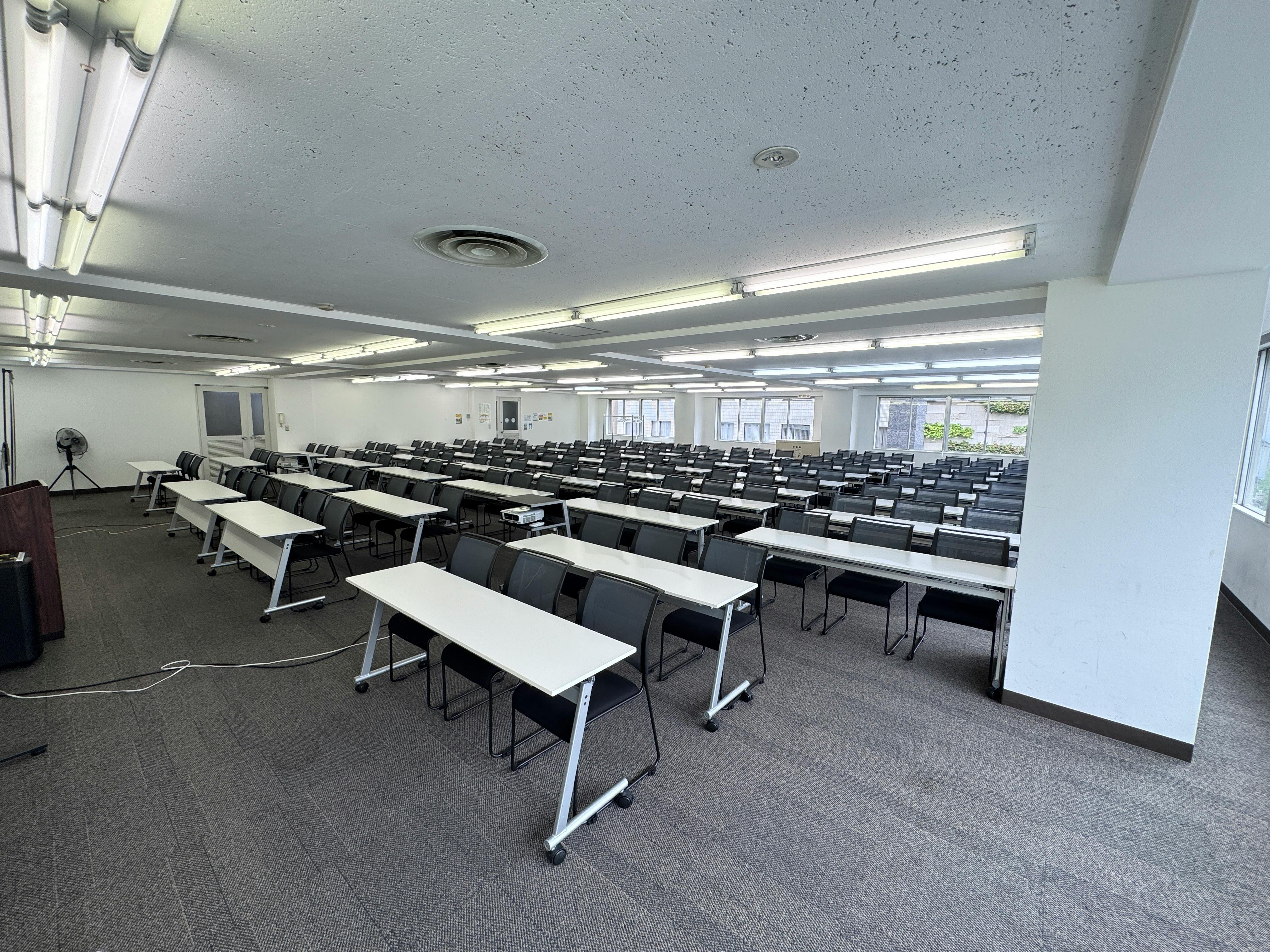 【新宿三丁目駅３分】セミナーに適した白を基調とした明るい雰囲気な貸切スペース