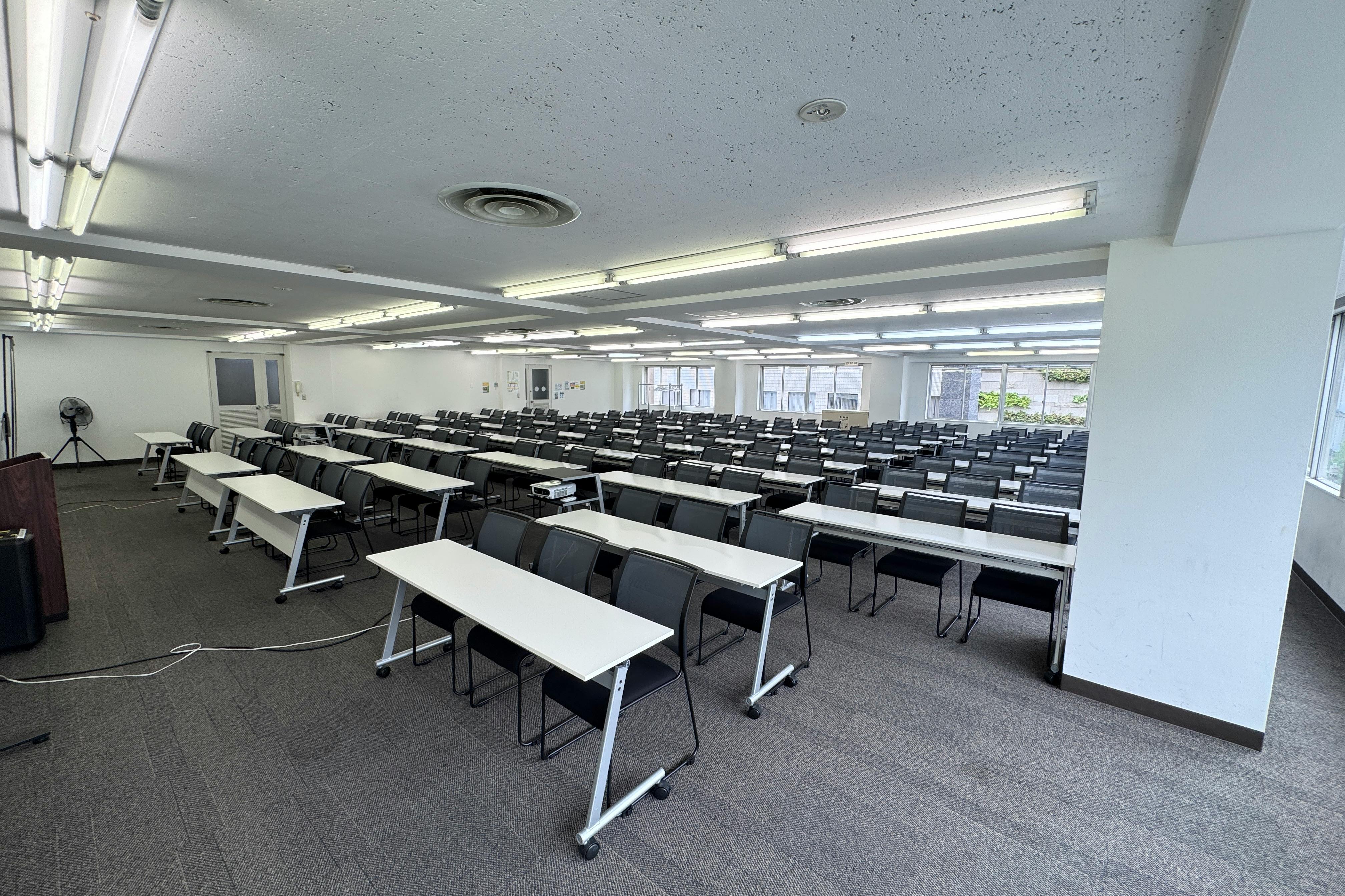 【新宿三丁目駅3分】セミナーに適した白を基調とした明るい雰囲気な貸切スペース