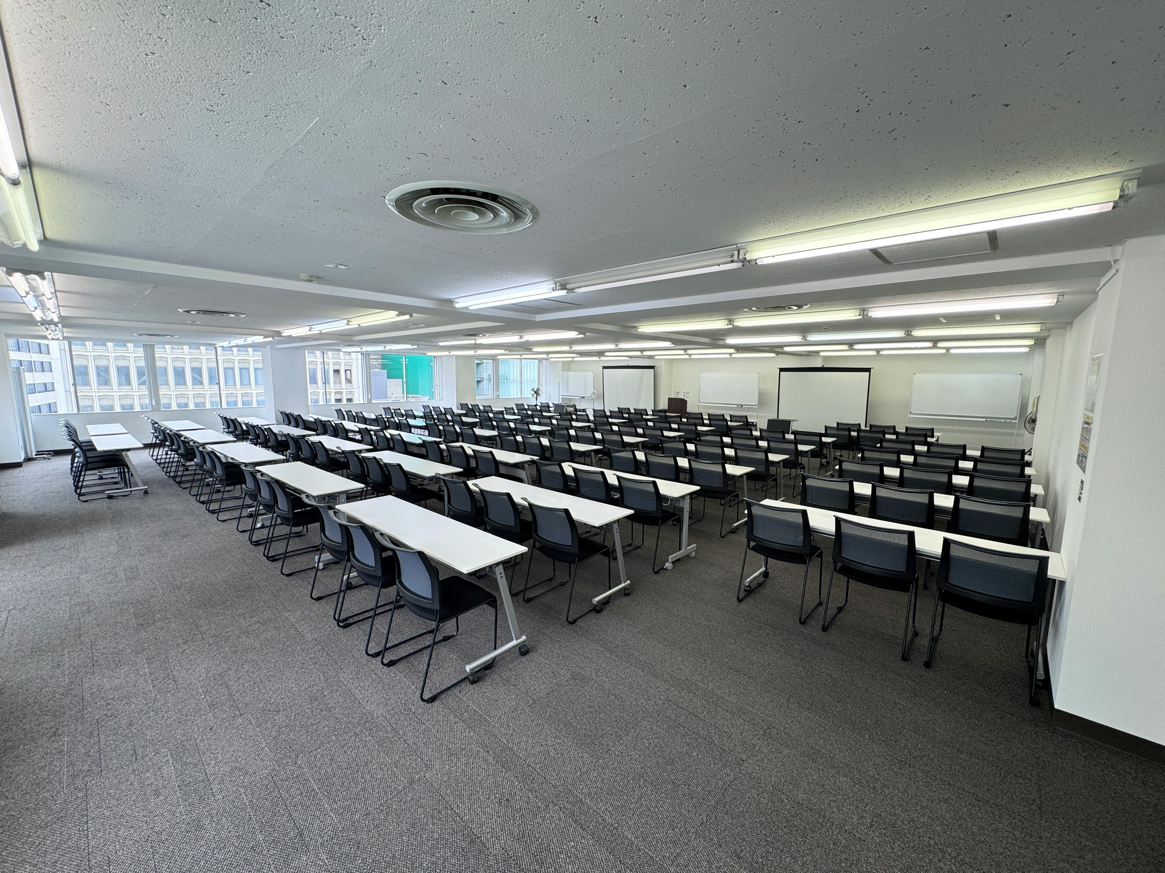 【新宿三丁目駅３分】セミナーに適した白を基調とした明るい雰囲気な貸切スペース