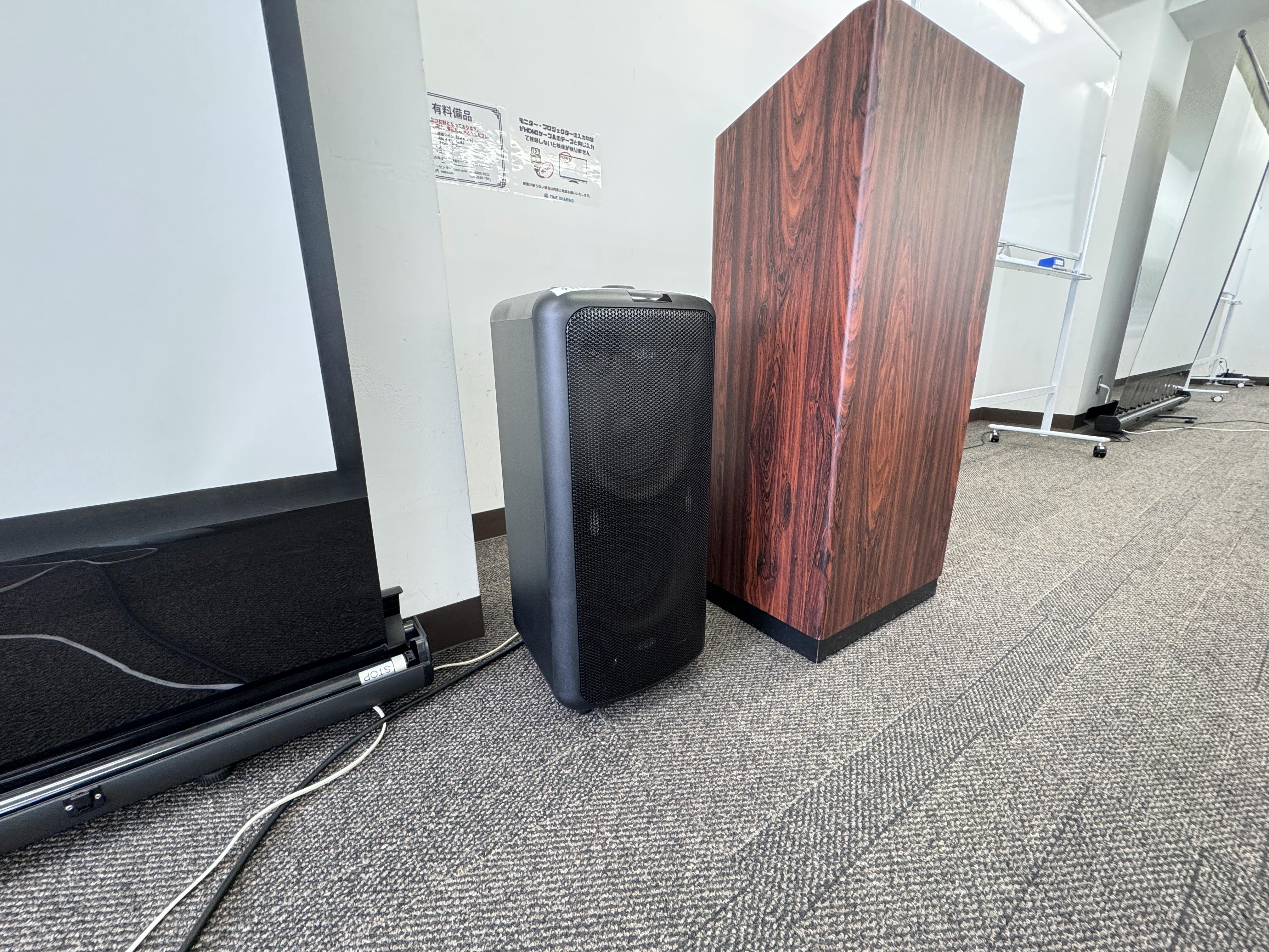 【新宿三丁目駅３分】セミナーに適した白を基調とした明るい雰囲気な貸切スペース