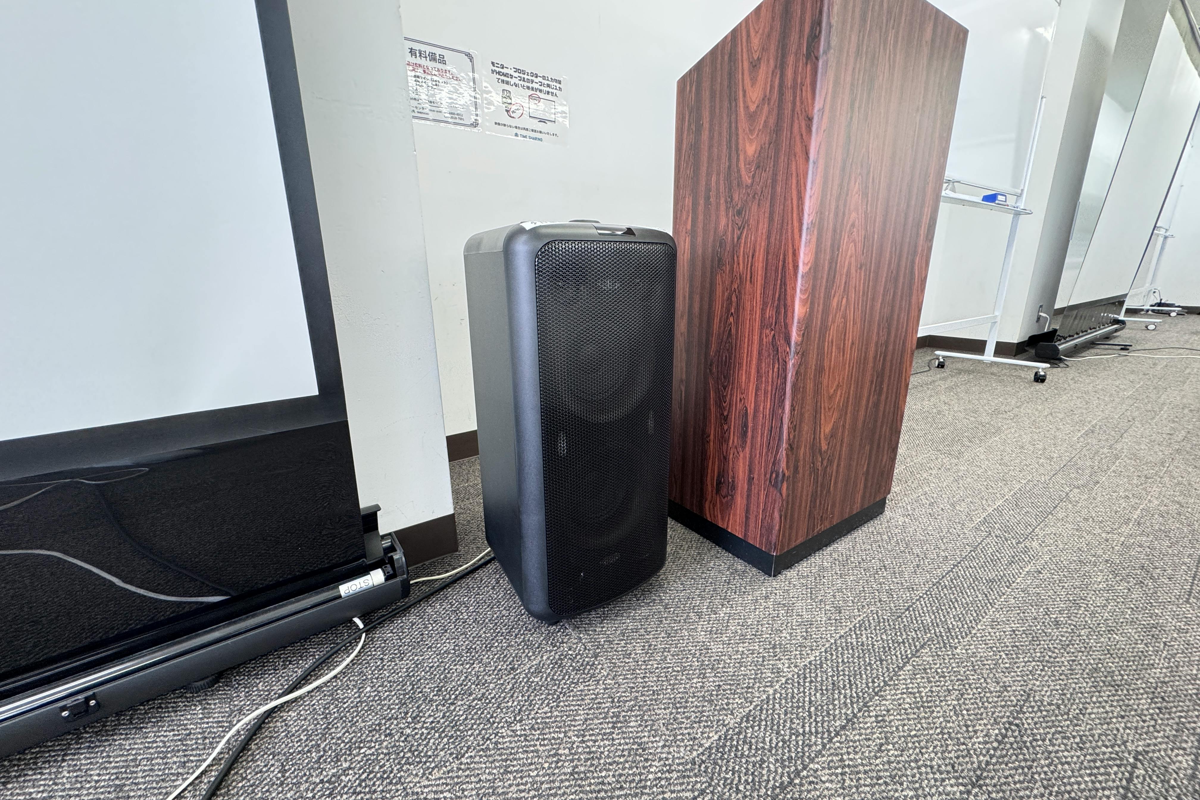 【新宿三丁目駅3分】セミナーに適した白を基調とした明るい雰囲気な貸切スペース