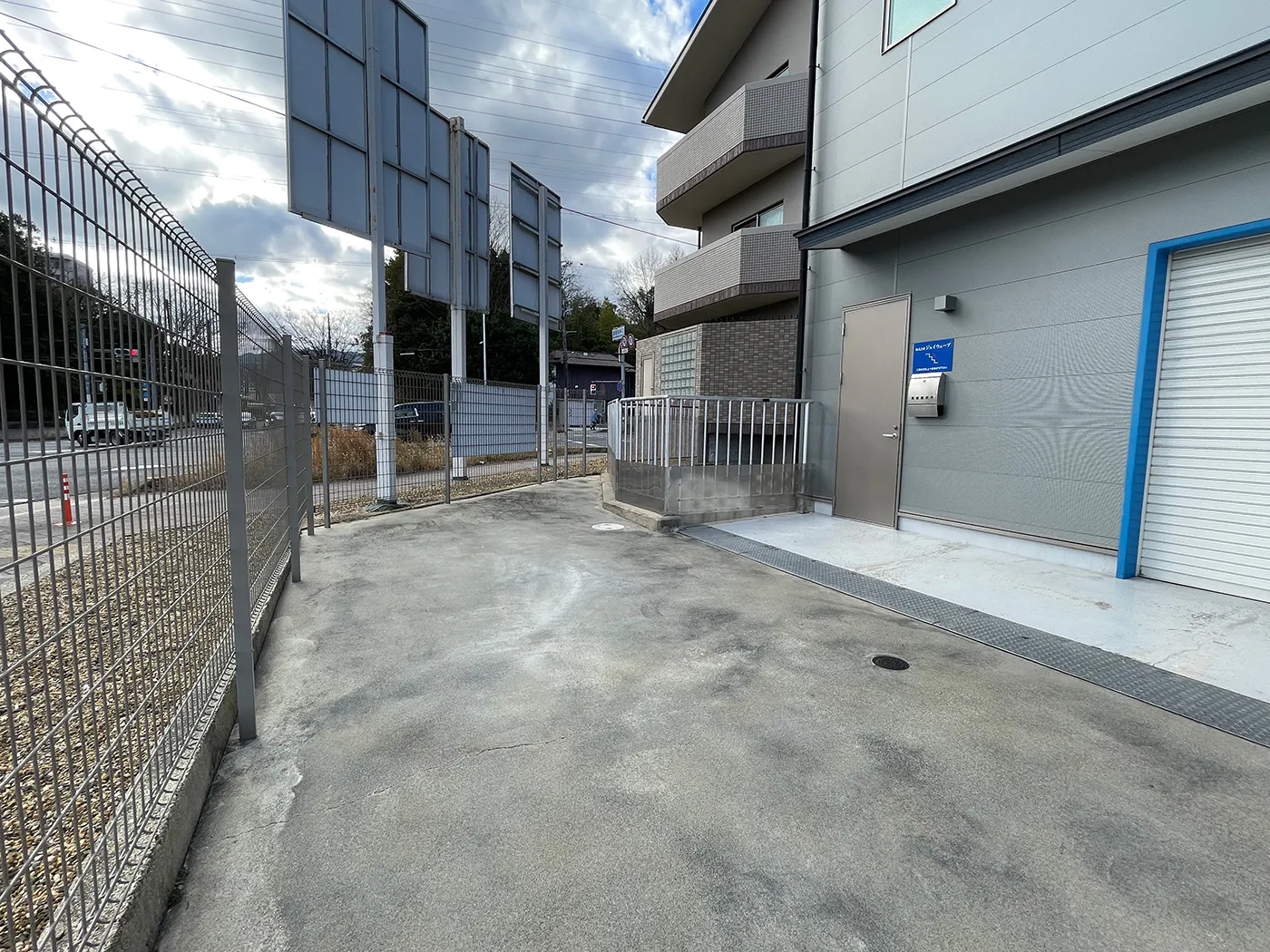 【京都府京都市西京区】キッチンカー出店に最適!京都洛西・国道9号線に面する「国道沓掛口」交差点北西角地にある約30坪の路面イベントスペース