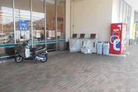 【レガネット中間】惣菜側入口側自販機横・店内入口前駐車場1台分 販促プロモーションや物販に最適なスーパー屋外催事イベントスペース