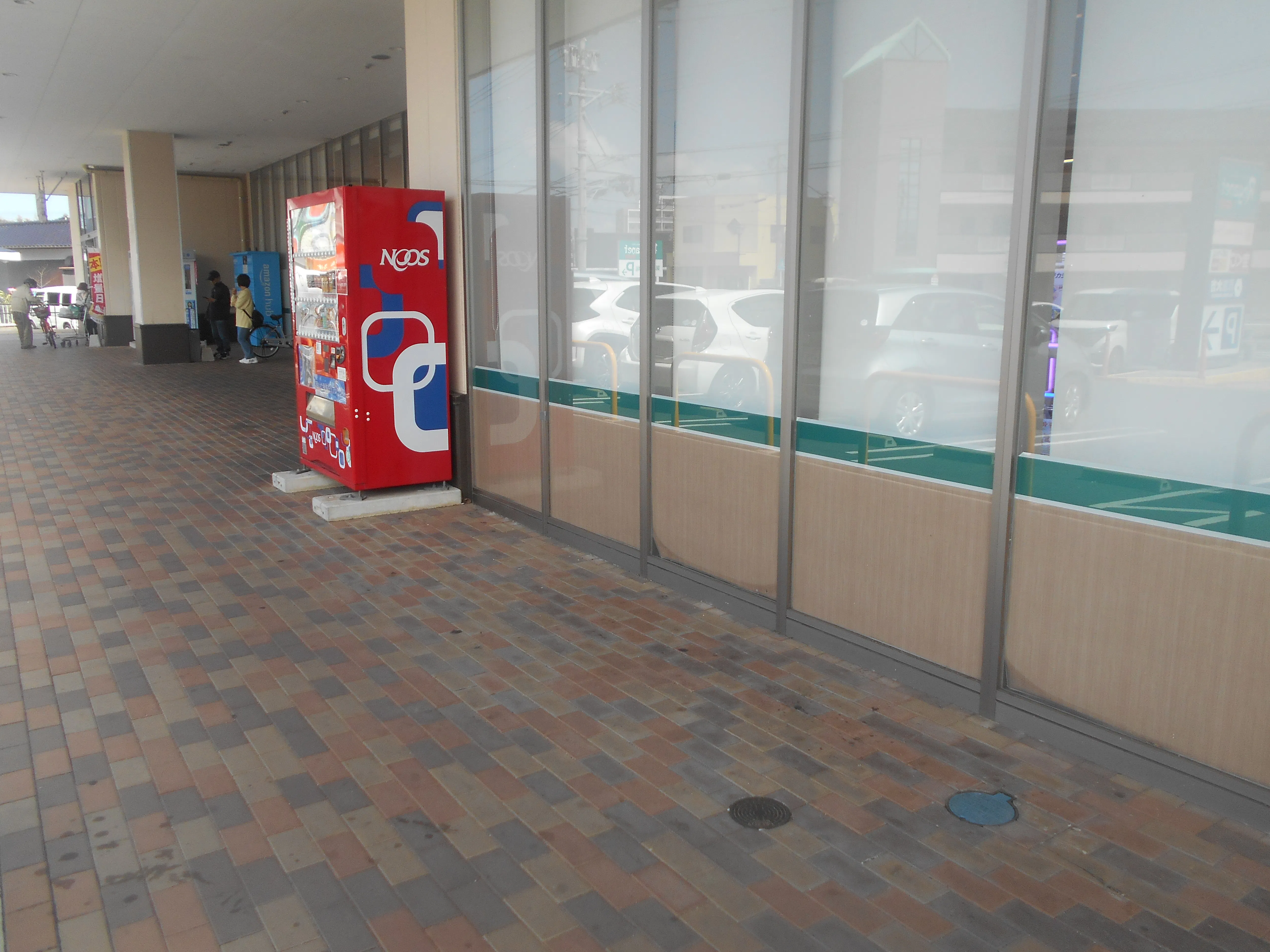 【レガネット中間】惣菜側入口側自販機横・店内入口前駐車場1台分 販促プロモーションや物販に最適なスーパー屋外催事イベントスペース